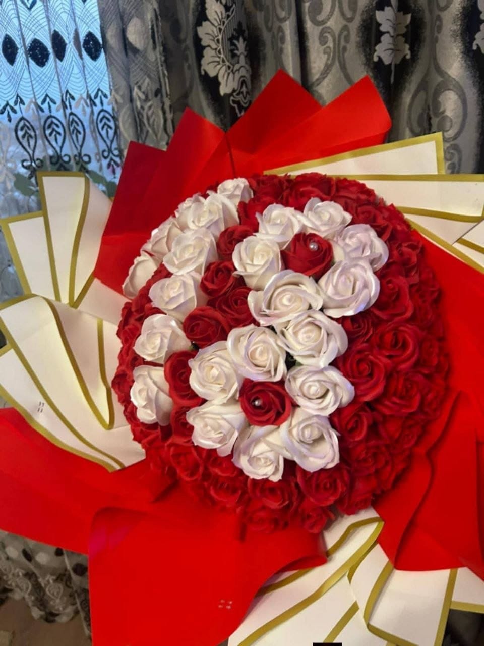 colaj cadouri, buchet trandafiri roșu alb, buchet trandafiri mov, ursuleț croșetat, iepuraș croșetat, brățară colorată, fundal curat