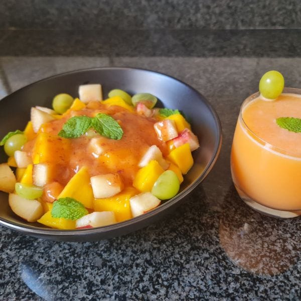 Fruit salad with sauce and fresh juice, an example raw detox meal