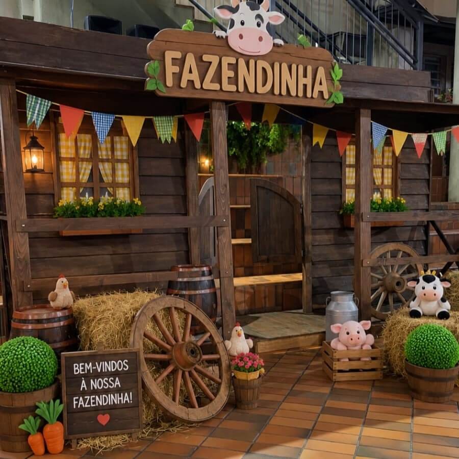 Estrutura de fazendinha montada para evento infantil