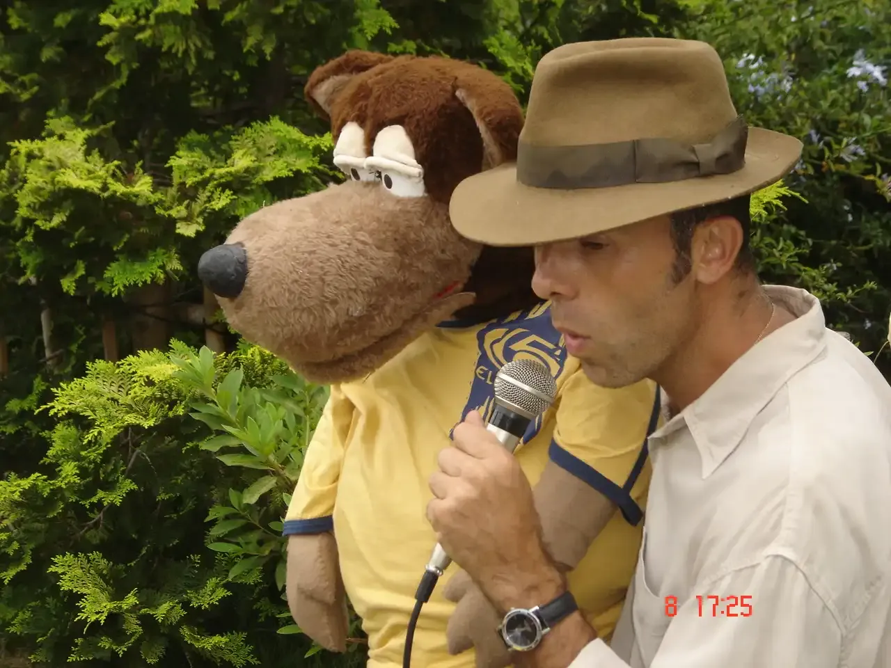Fundador da BEAR realizando apresentação de ventriloquia