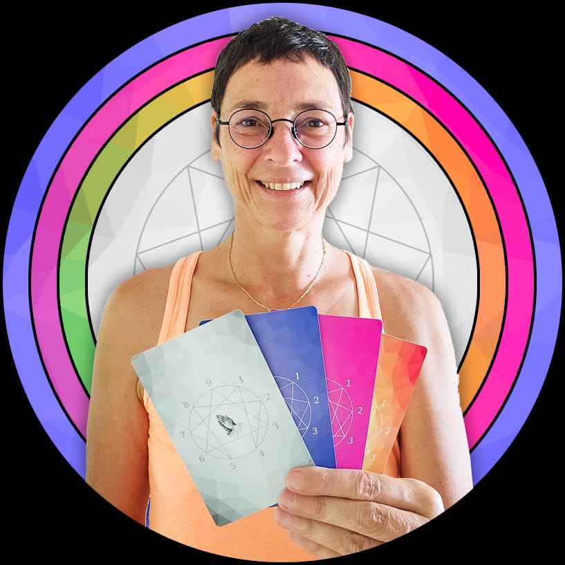 Elena, créatrice des 3 Oracles de l'ennéagramme