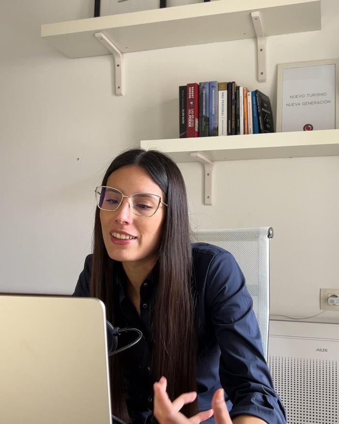 Florencia Calafat en una sesión de consultoría