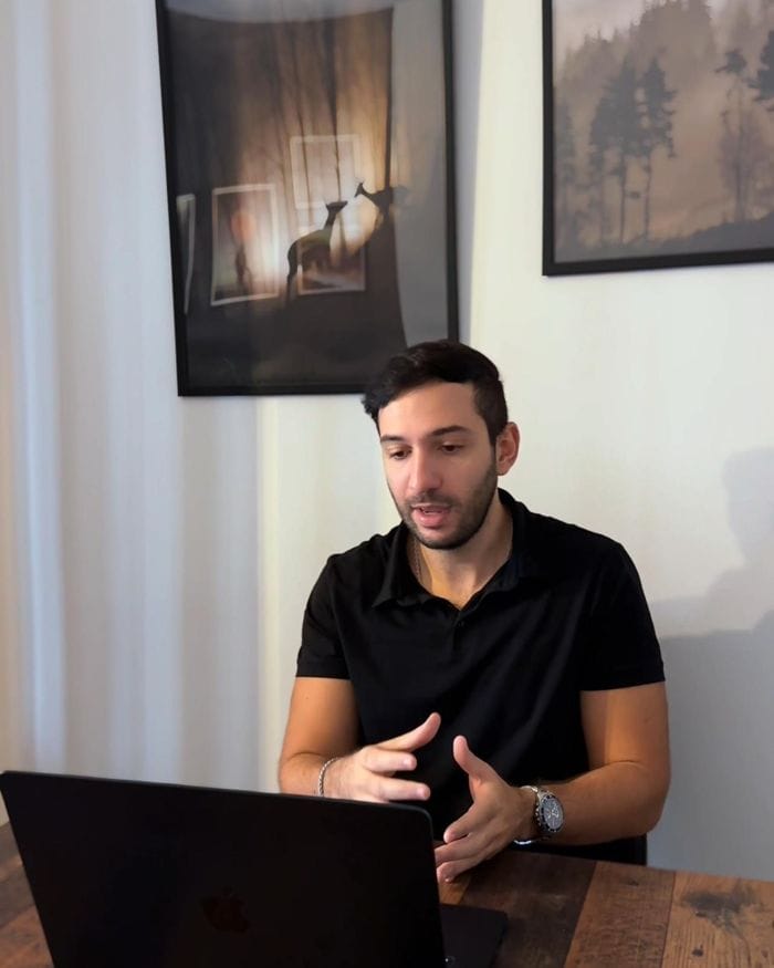 Nicolás Gauna en una sesión de consultoría