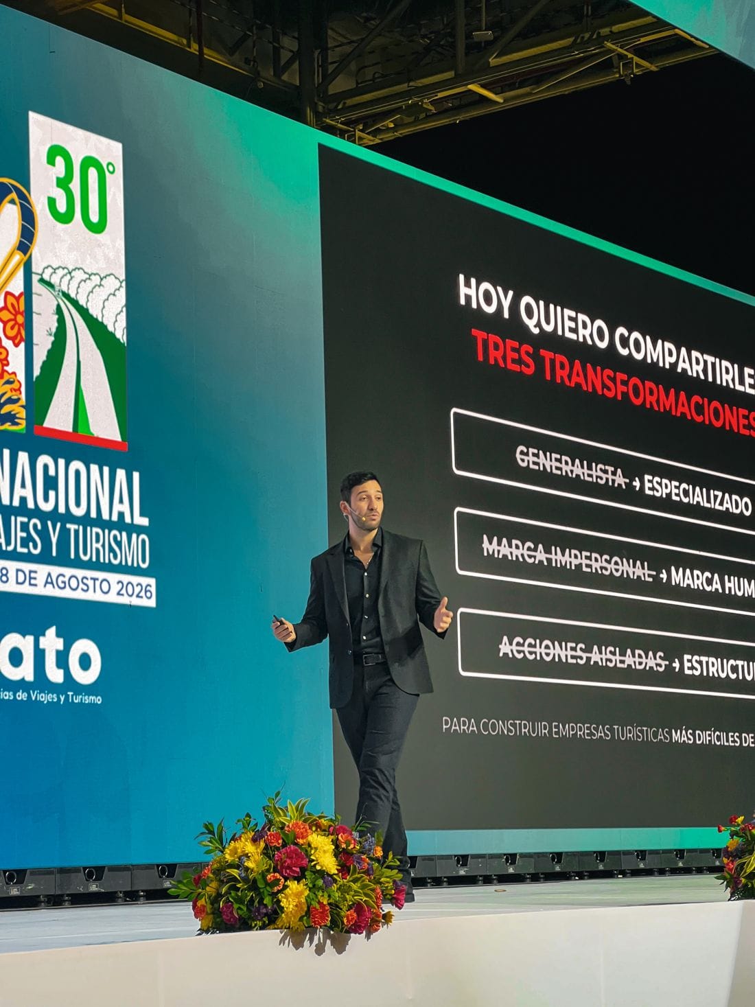 Nicolás Gauna dando una charla en el Congreso Nacional de ANATO
