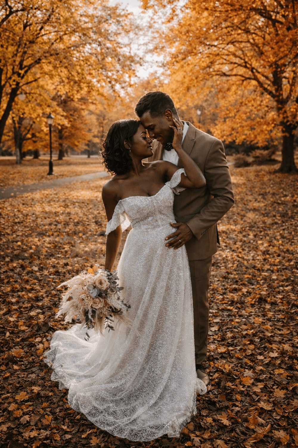 couple futurs mariés automne