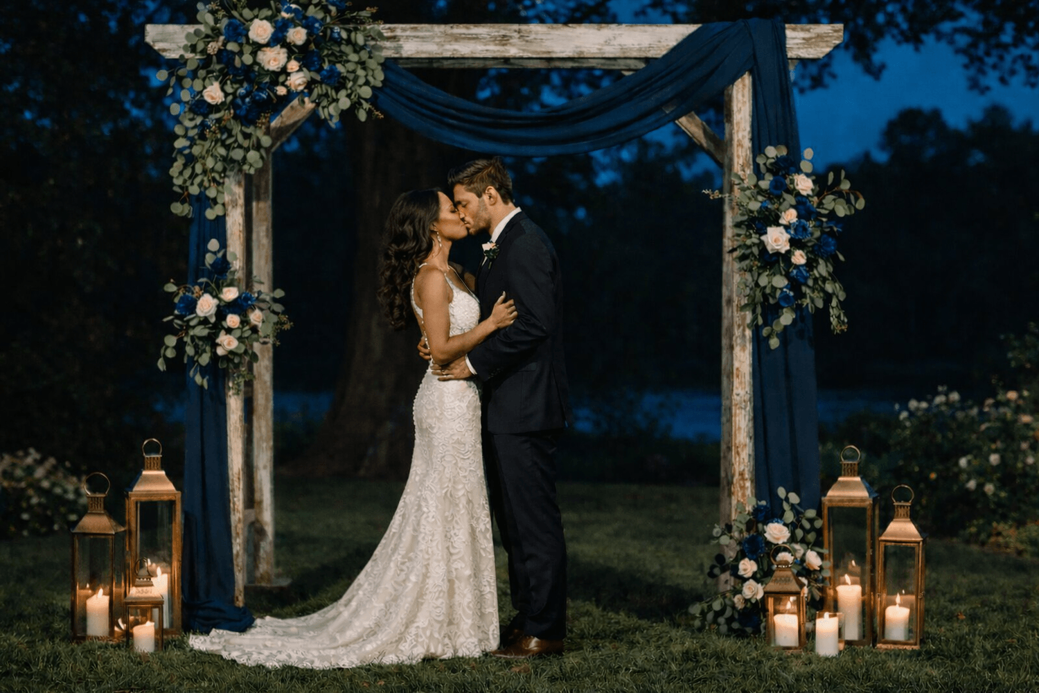 couple de mariés sous arche