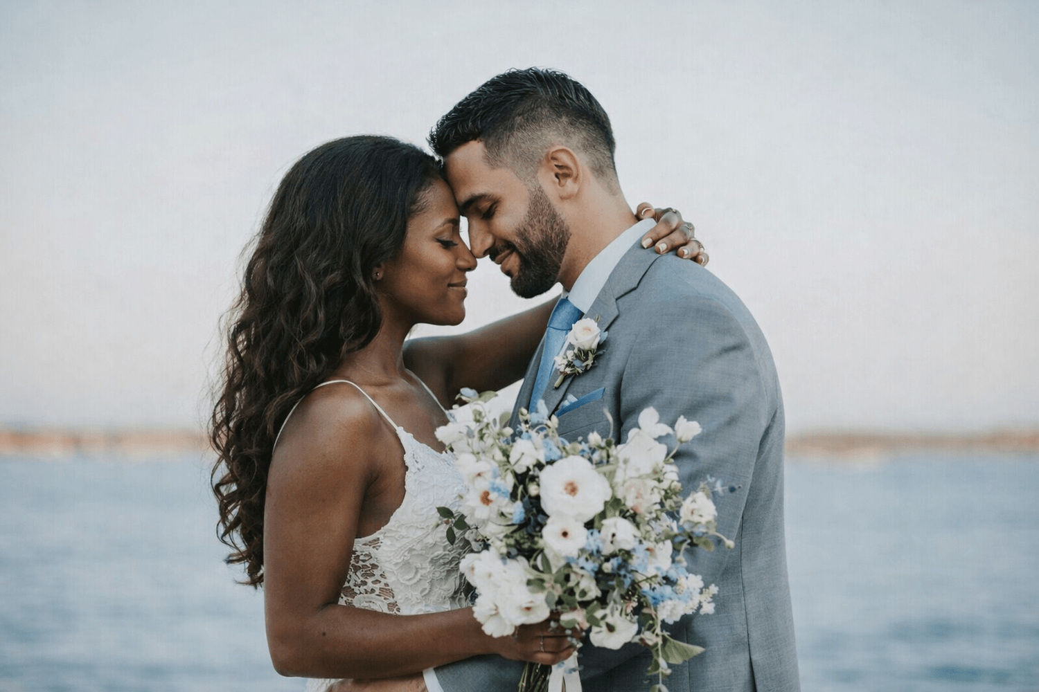couple de mariés à la mer