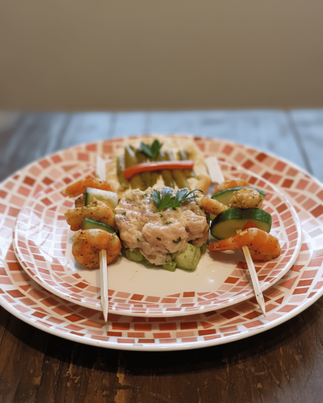 brochette crevette concombre, tartare de saumon