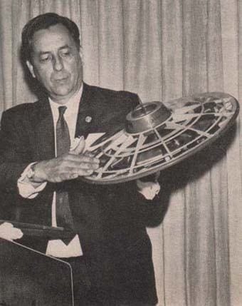 Portrait d'un inventeur des années 50 devant des plans techniques