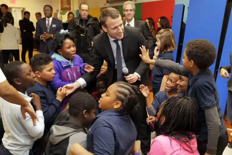 Emmanuel Macron en déplacement dans une école
