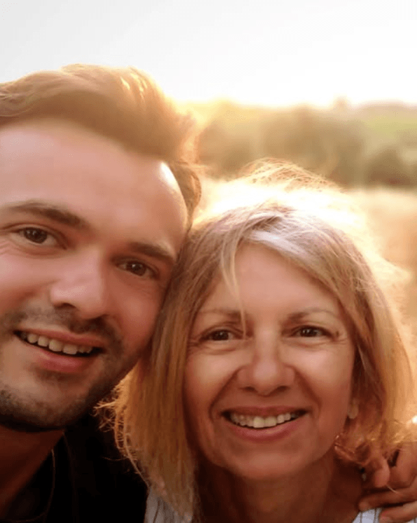 Gautier et sa mère, le soleil derrière, ils sourient et semblent heureux