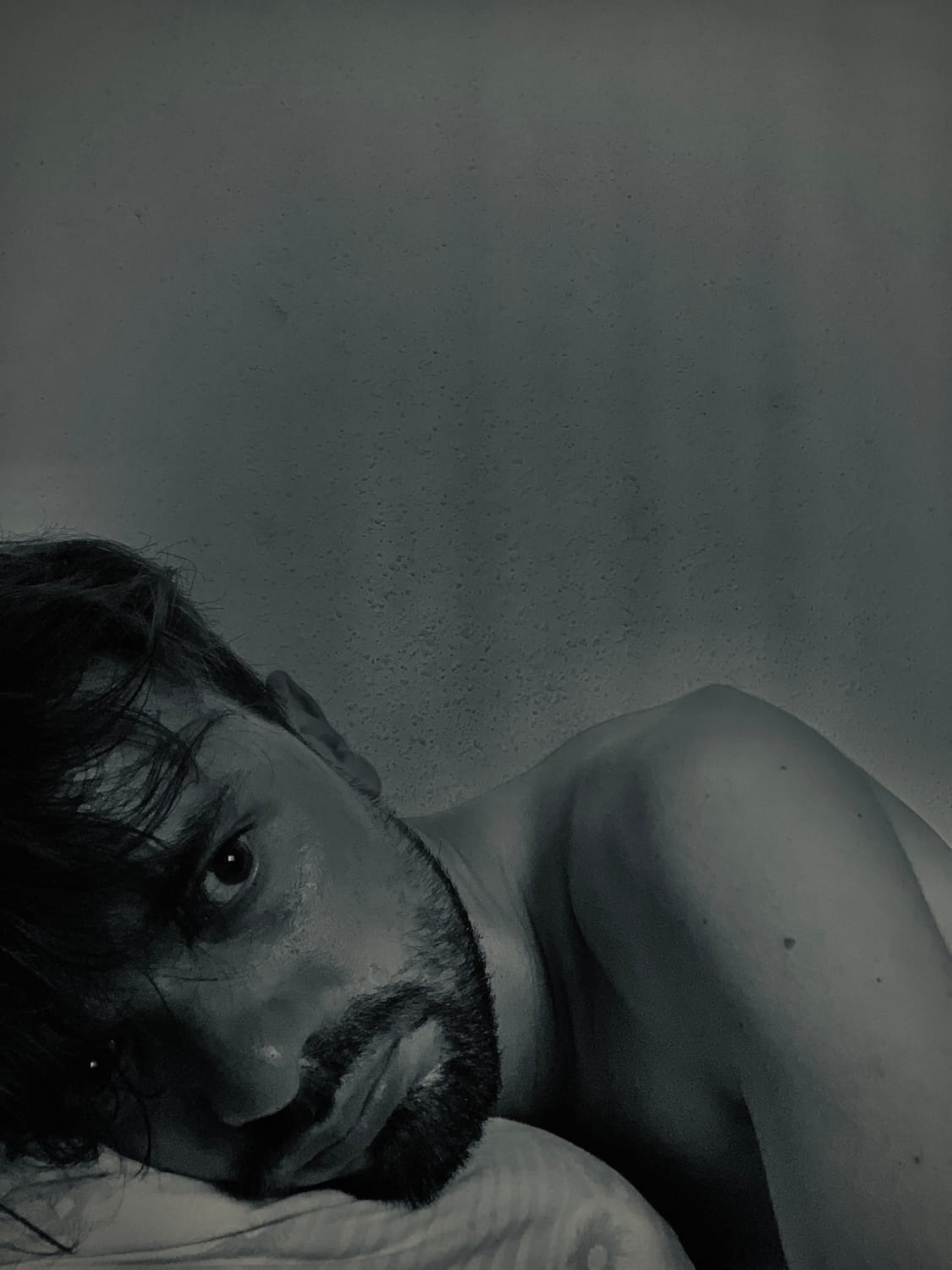 gautier est au lit, il a le regard vide, il semble triste