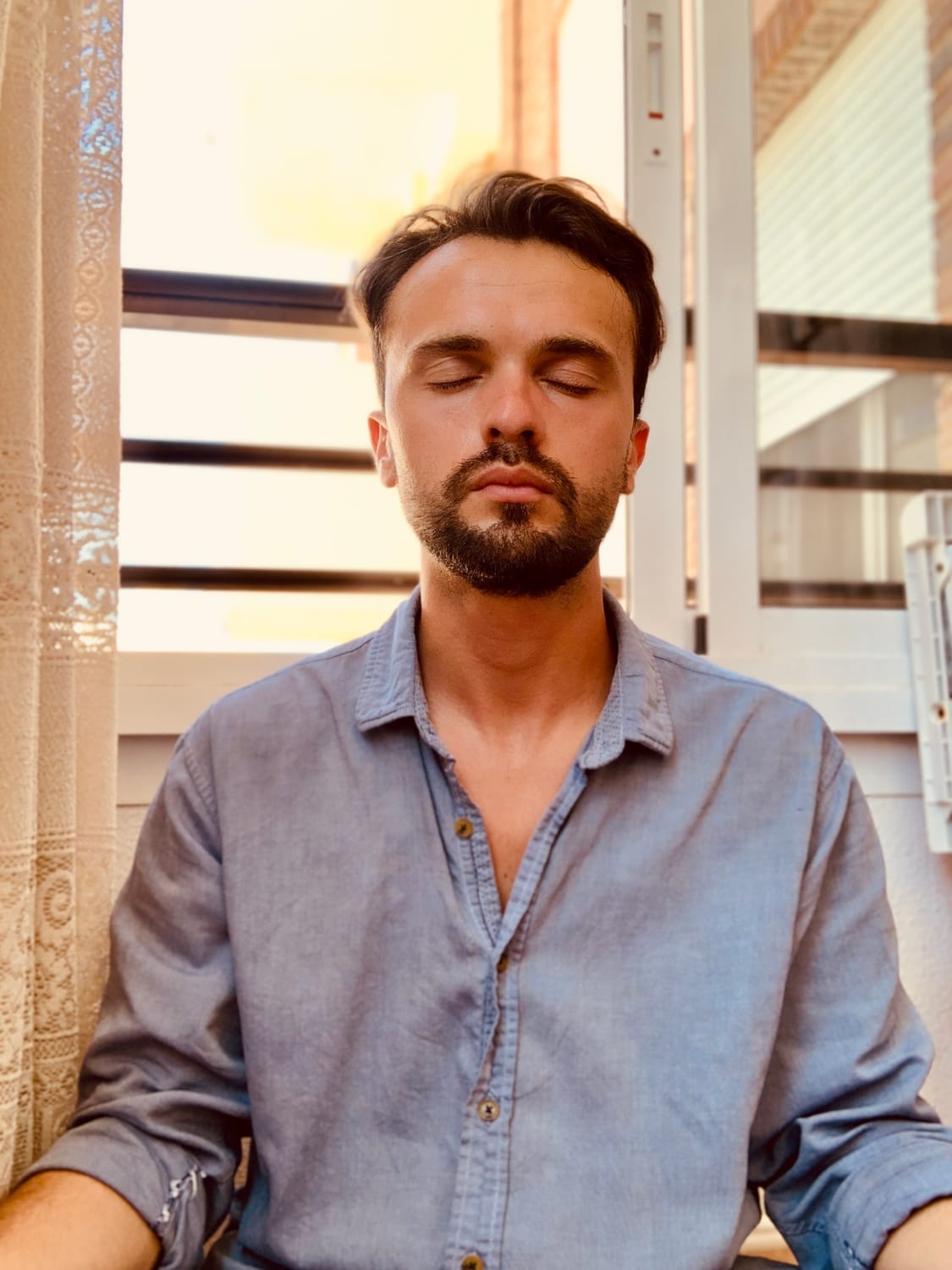Gautier médite, assis en tailleur les yeux fermé, il semble serein