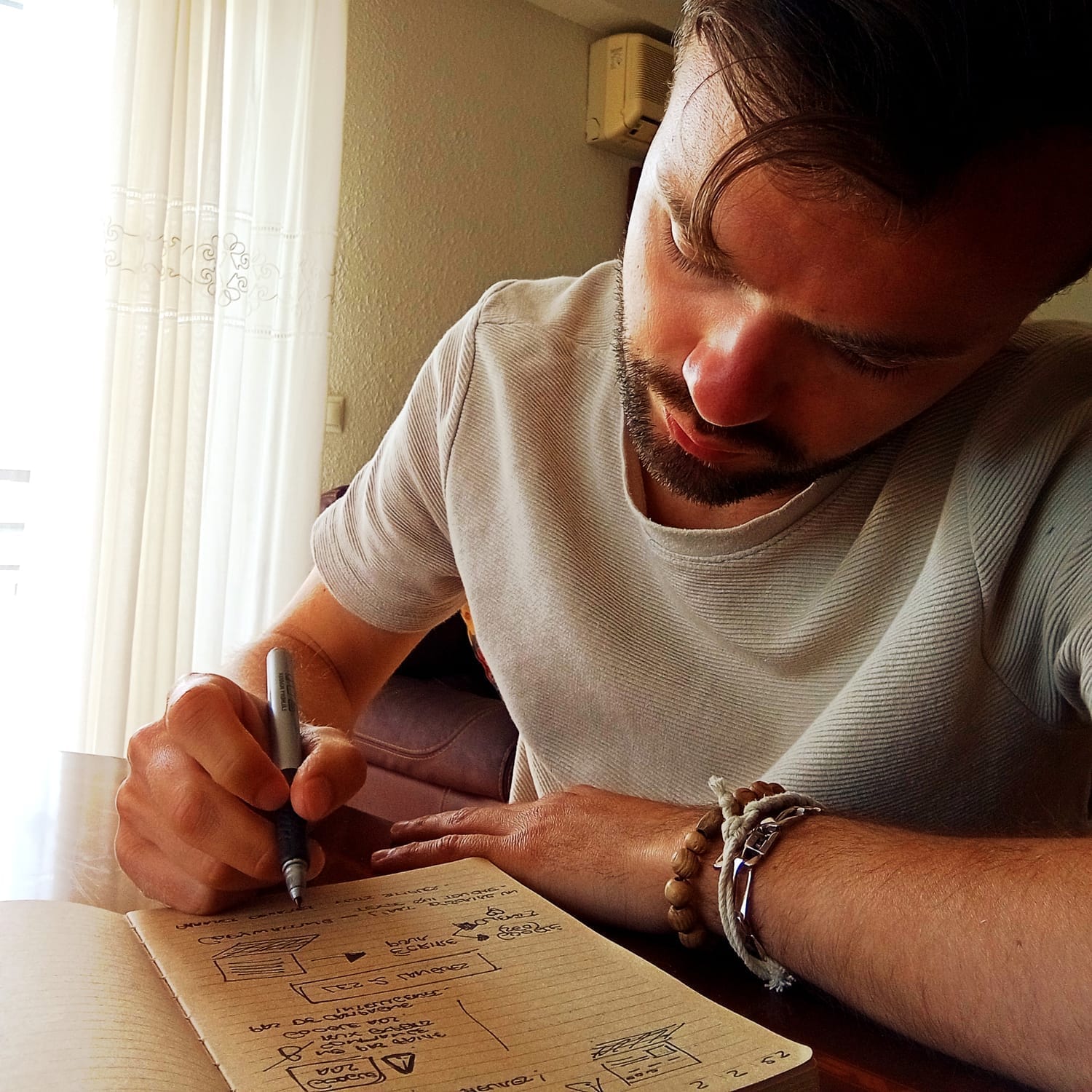 gautier écrit sur un cahier, il est concentré