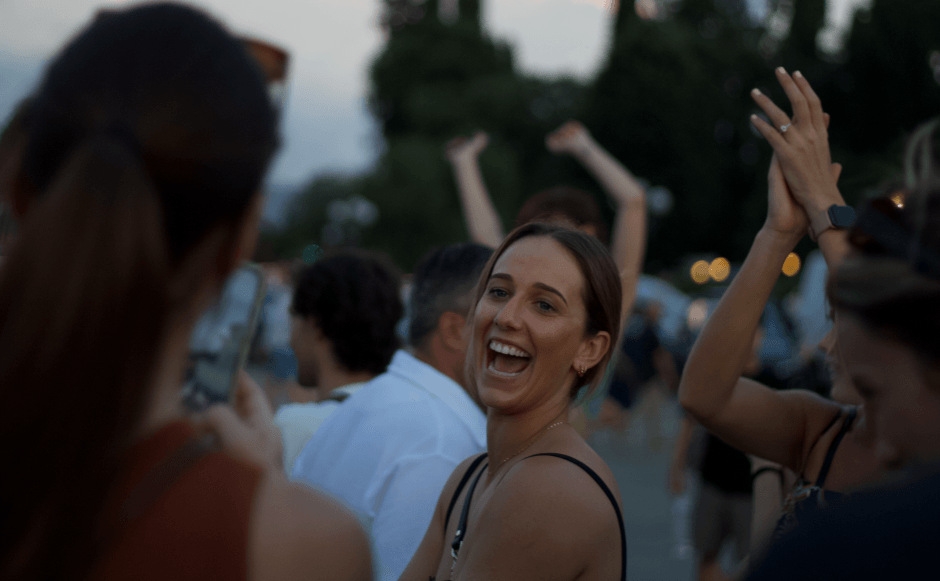 Femme dans la rue qui rigole