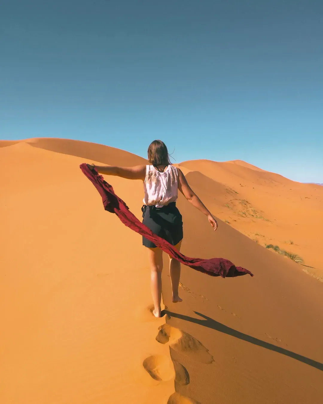 travel-girl-dunes-sahara