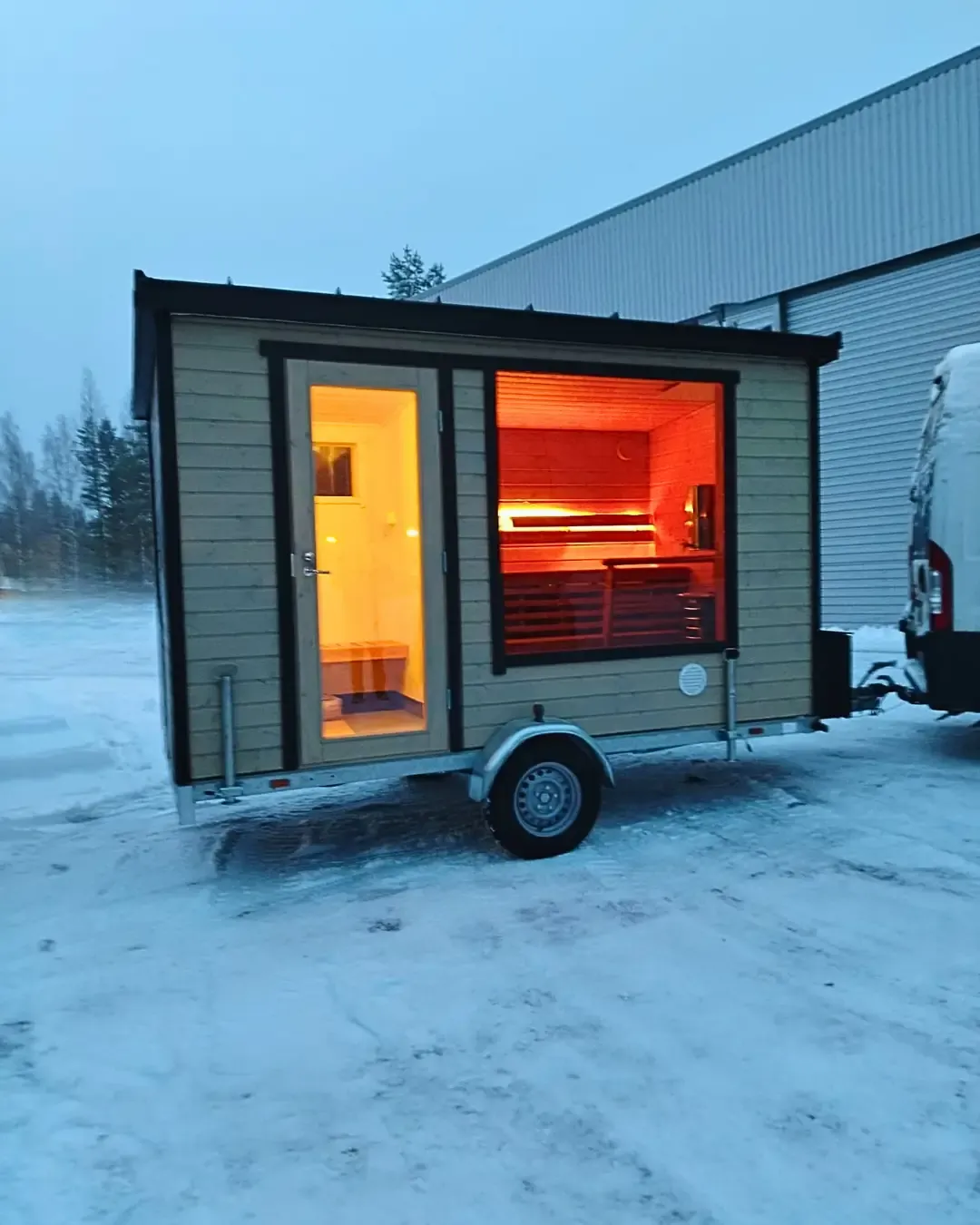 vedettävä sauna iso ikkuna