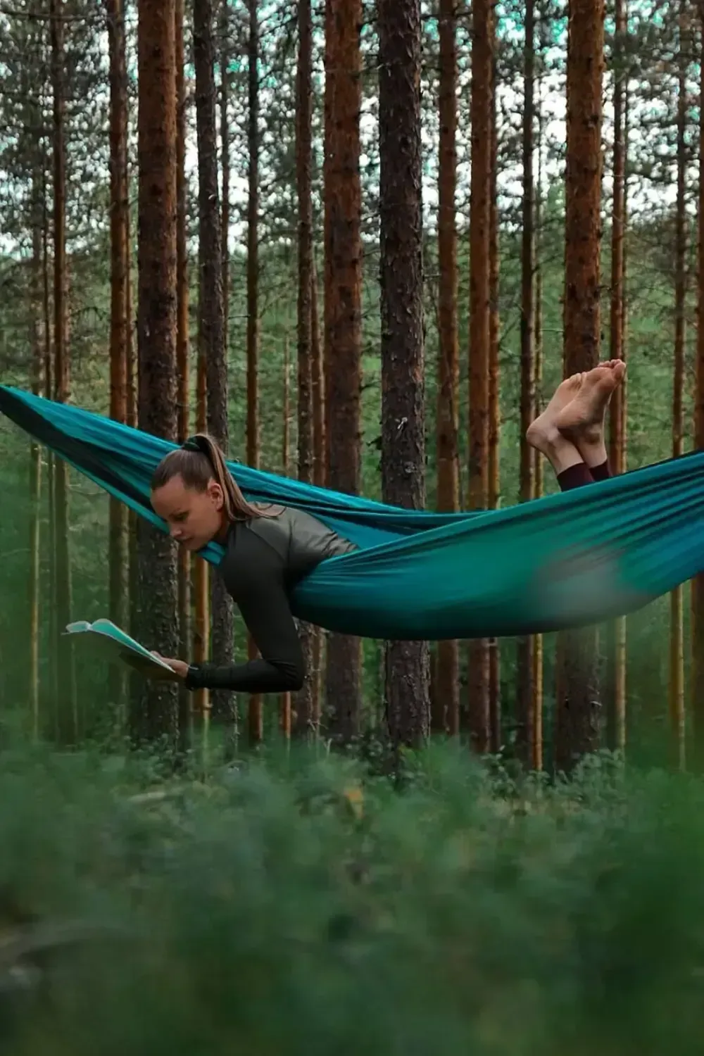 Woman reading a book in a hammock during a digital detox challenge – screen-free morning ritual