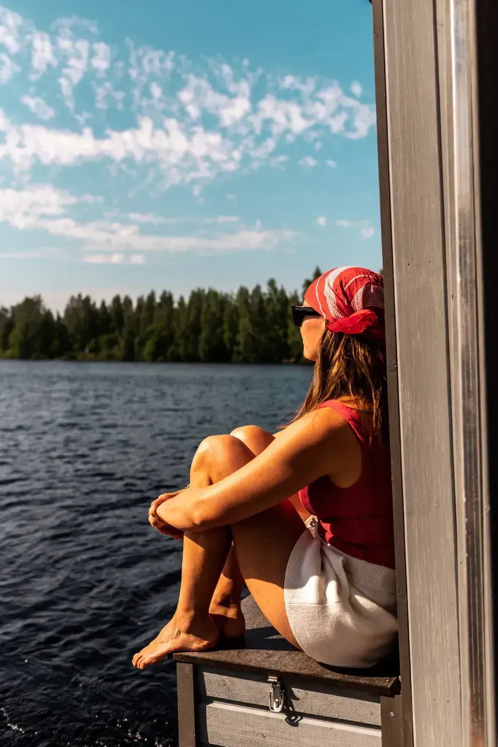 digital-detox-benefits-girl-sitting-by-lake