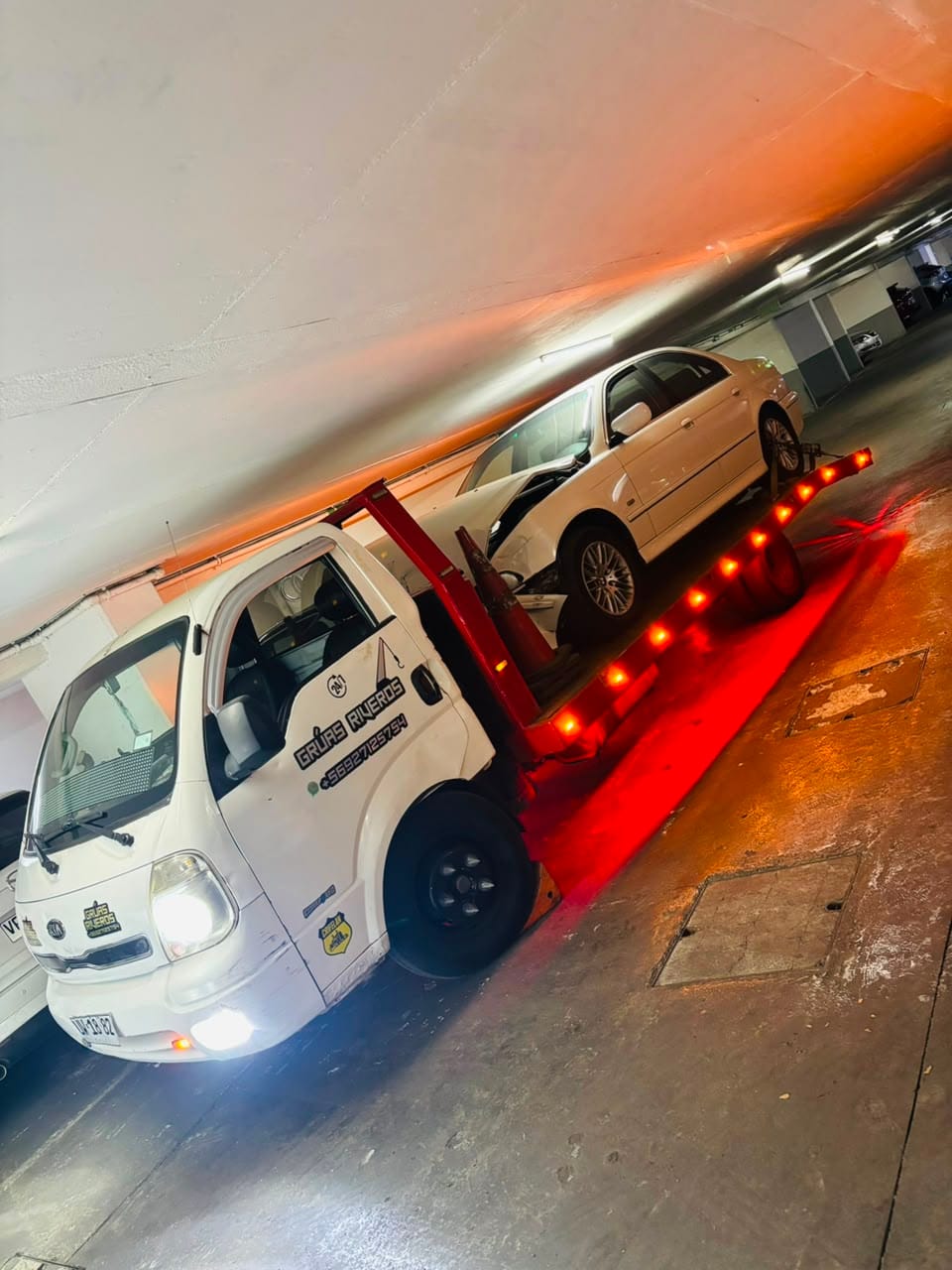 Equipo profesional de grúas en ruta