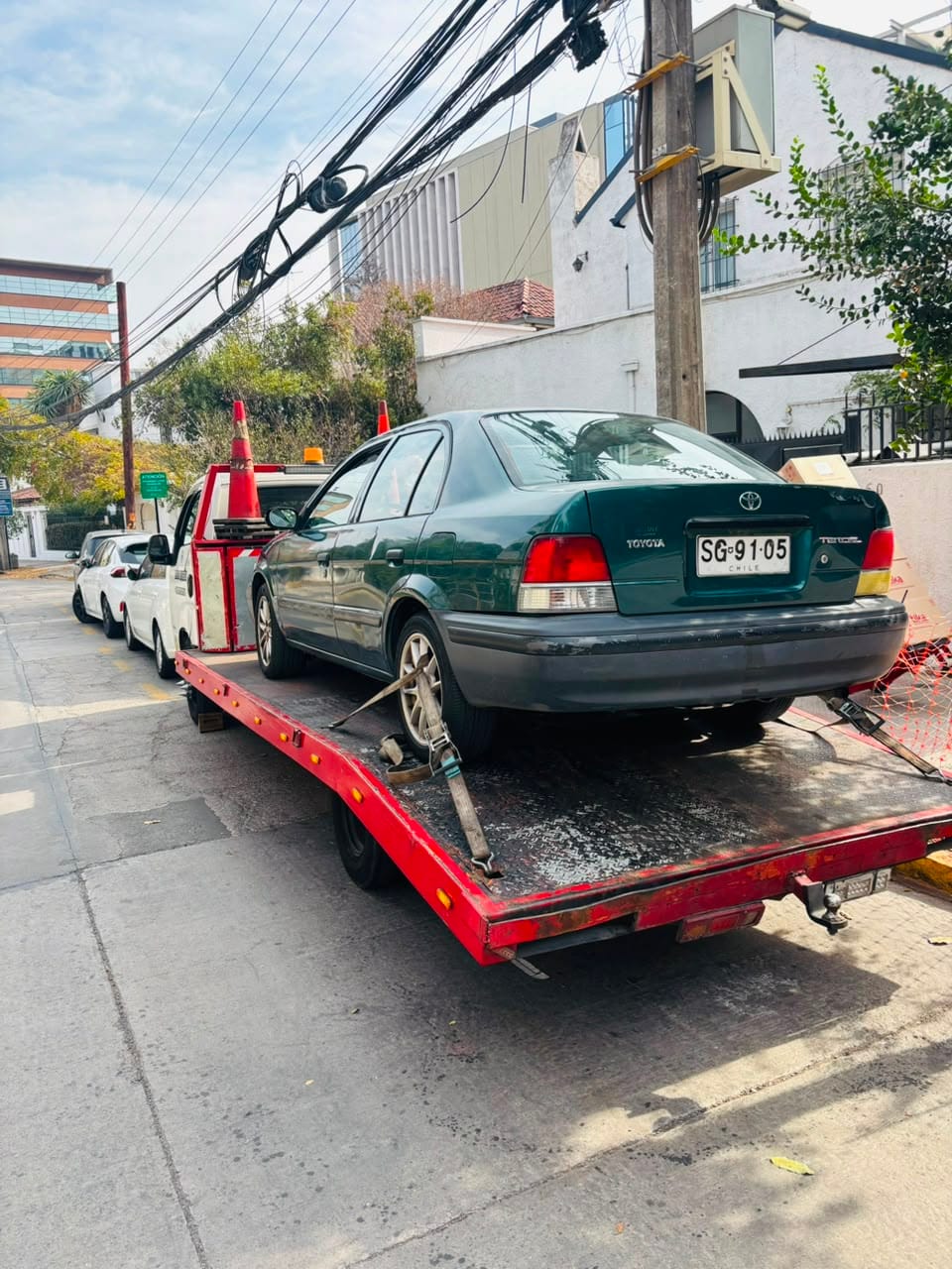 Grúa asistiendo vehículo en Santiago