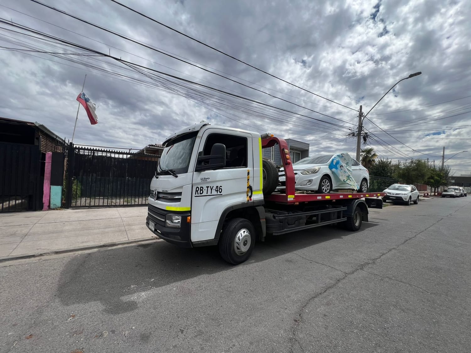 Vehículo asegurado en grúa cama