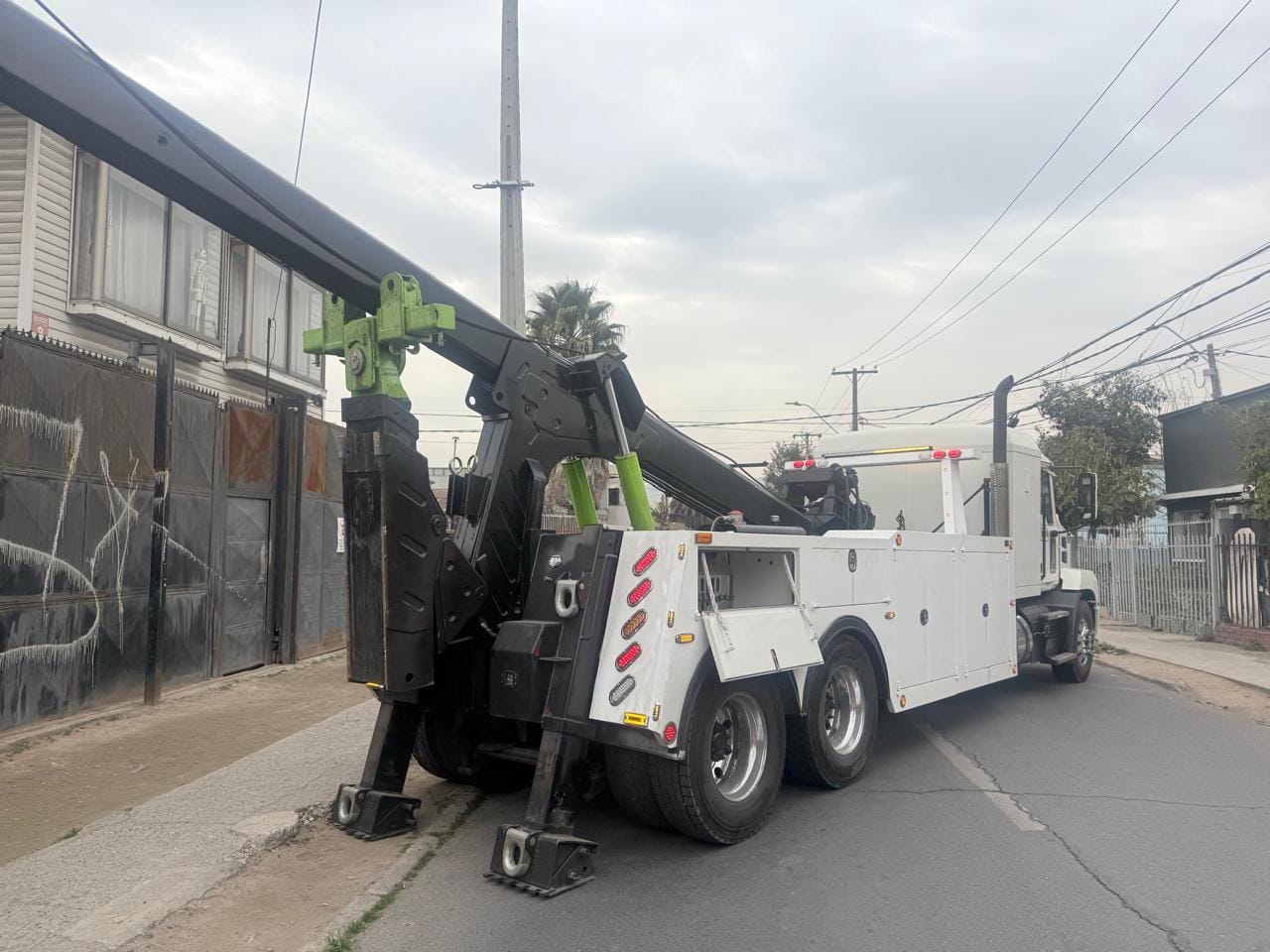 Equipo profesional de grúas en ruta