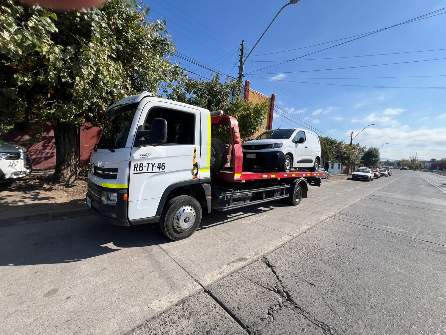 Grúa asistiendo vehículo en Santiago