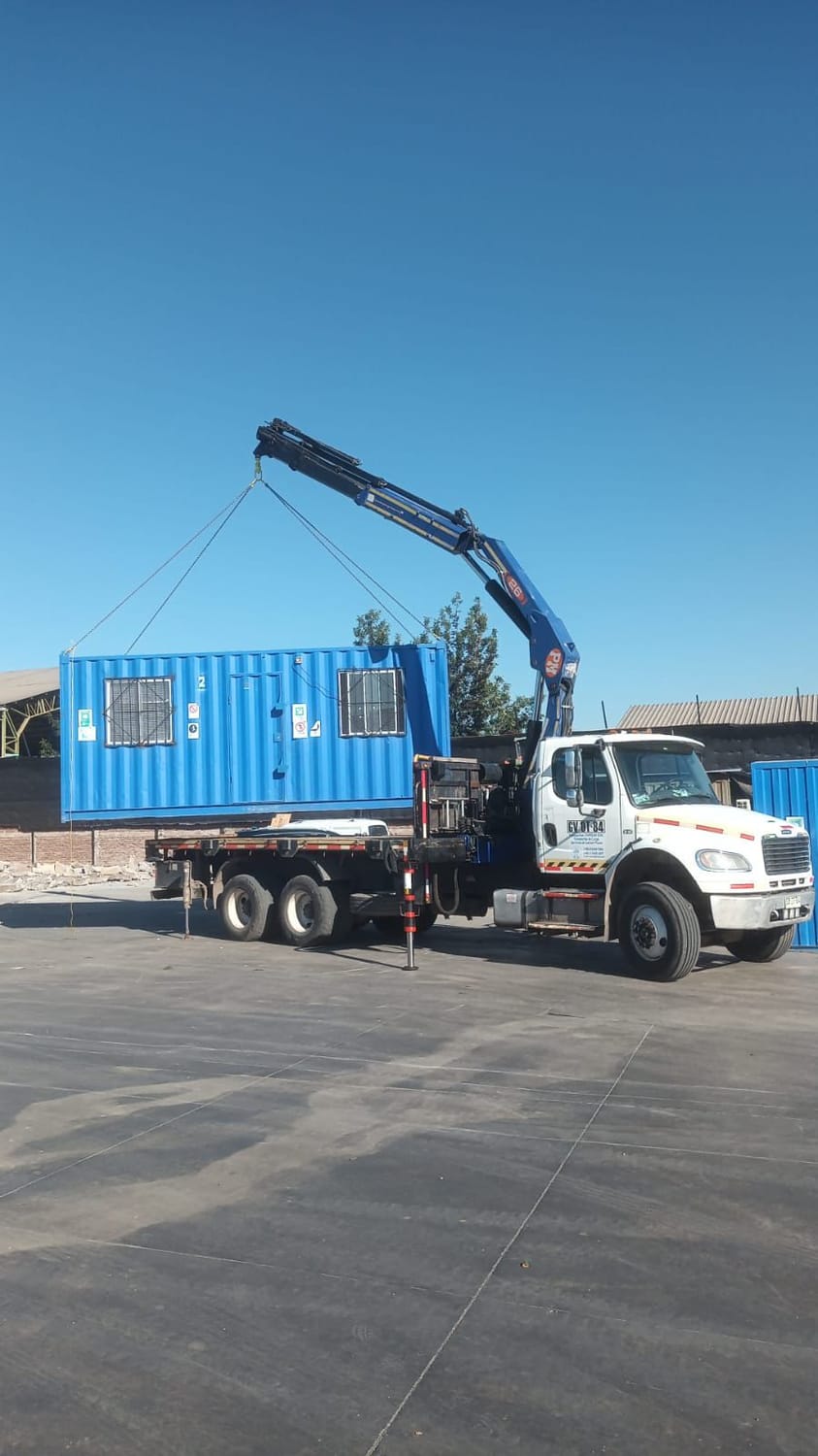 Camión pluma realizando servicio de grúa