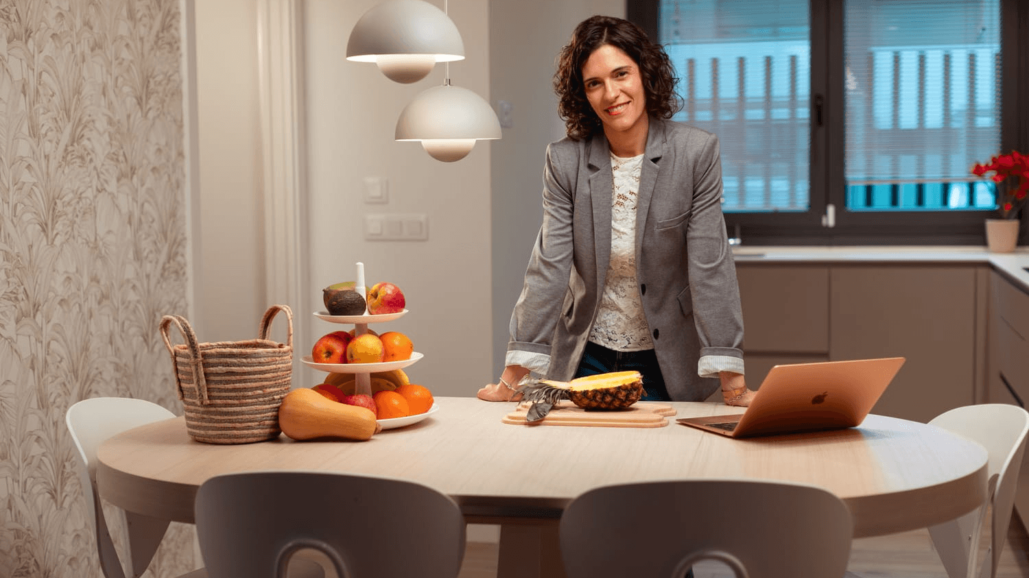 María cocinando en su cocina