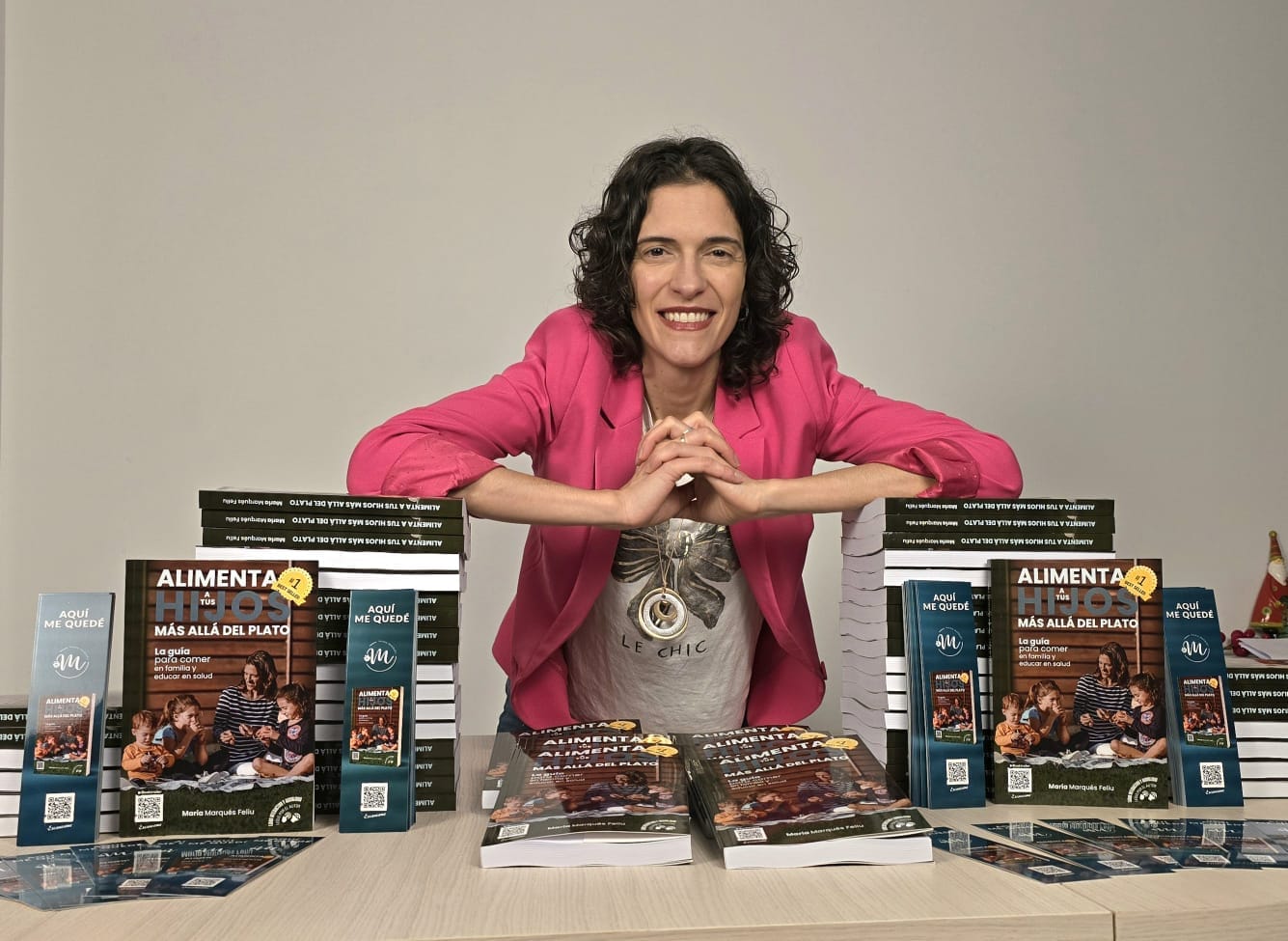 María Marqués con su libro Alimenta a tus hijos más allá del plato