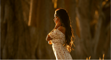 Femme qui s'ancre en pleine nature.