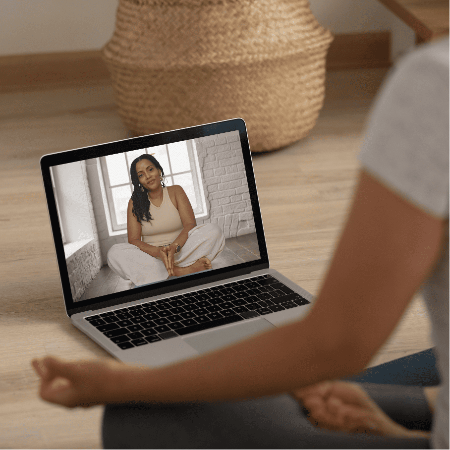Photo d'une femme suivant un cours de yoga en ligne avec Anaïs Thomassine
