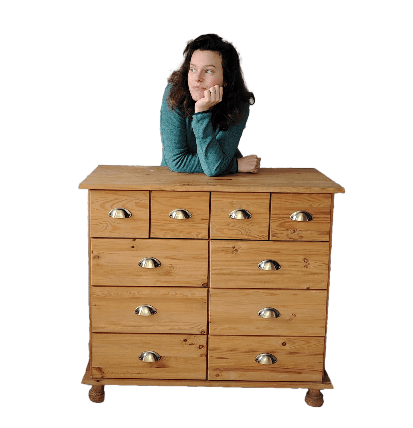 Mélanie, Artisan d'Art accoudée à une commode en pin