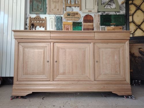 Rénovation d'un buffet ancien en merisier aérogommé et finition naturelle à l’Atelier 1619 à Valognes, Cotentin.