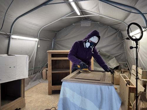 Atelier  1619, Mélanie en pleine action de ponçage.