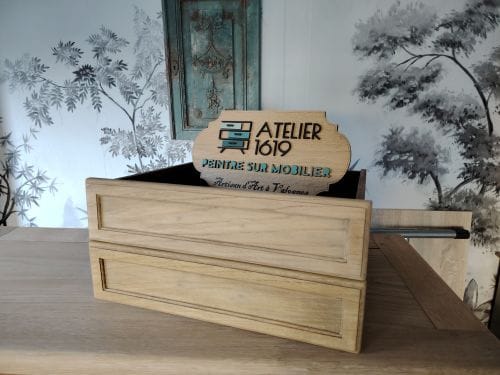 Aérogommage et test vernis finition bois naturel, test sur le bas du tiroir.