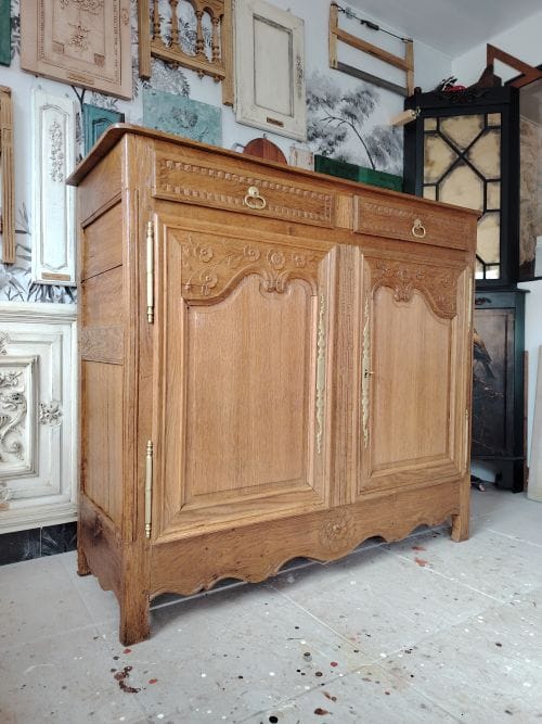 Meuble en chêne, finition bois naturel chaleureux. Réaliser à l'Atelier 1619 à Valognes.