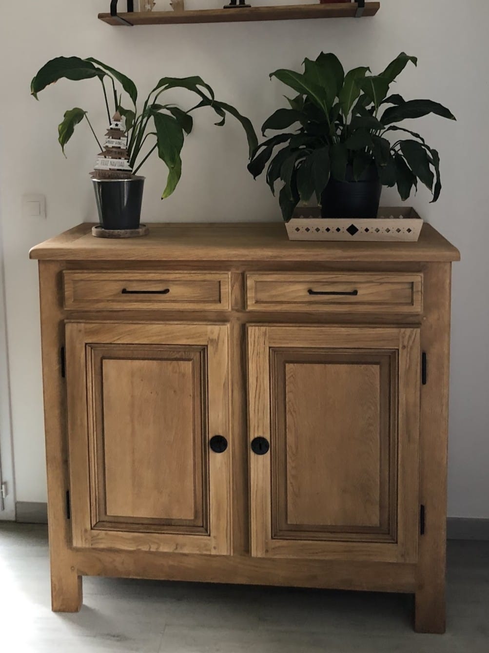 Rénovation d'un buffet ancien, finition bois naturel. Héritage d'une grand-mère à sa petite fille. Une nouvelle vie. Réalisation Mélanie ATelier 1619 à Valognes, Cotentin.
