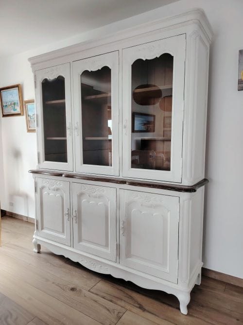 Relooking vaisselier blanc usé campagne chic, réalisation Atelier 1619 à Valognes, Cotentin.