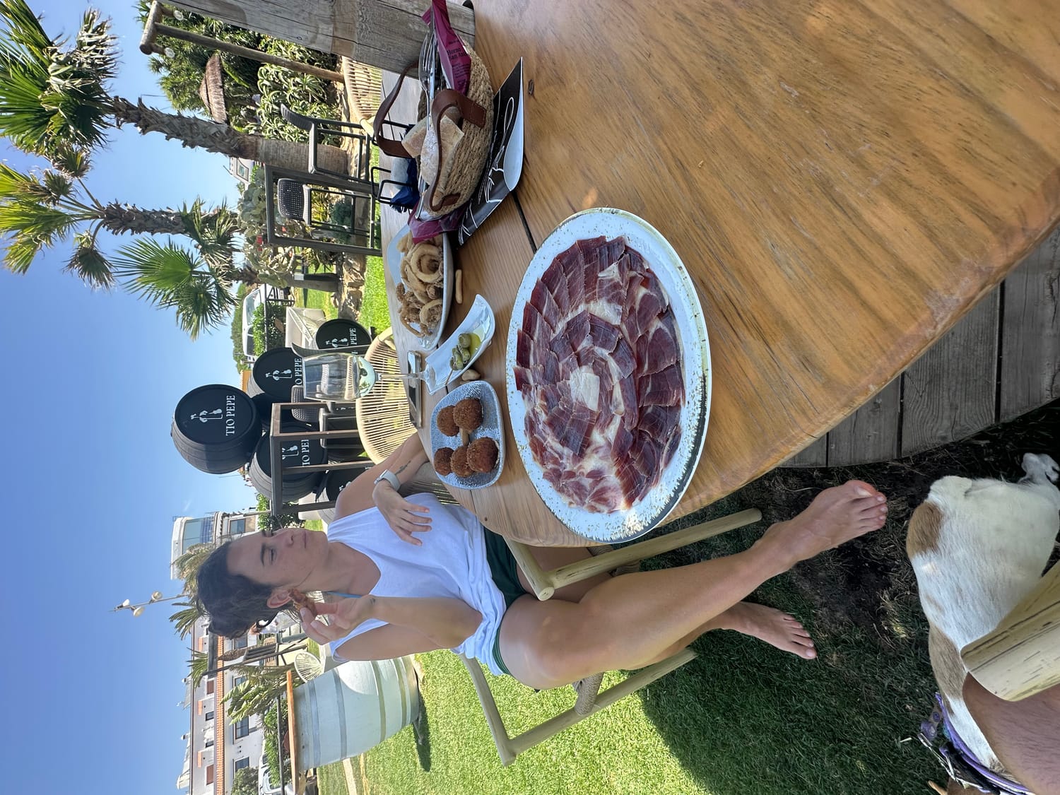 Comida frente al mar, descalza