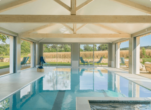 La piscine intérieure du domaine