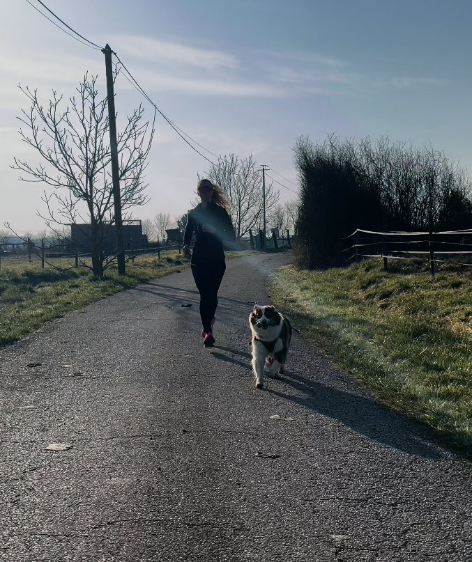 Camille en course à pied avec son chien Taiga