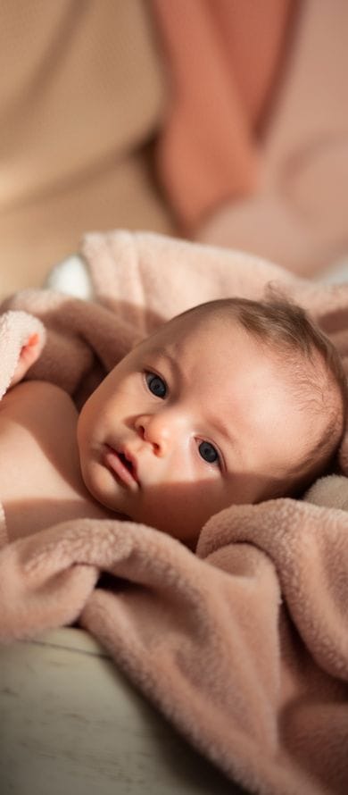 bebe-recien-nacido-en-brazos