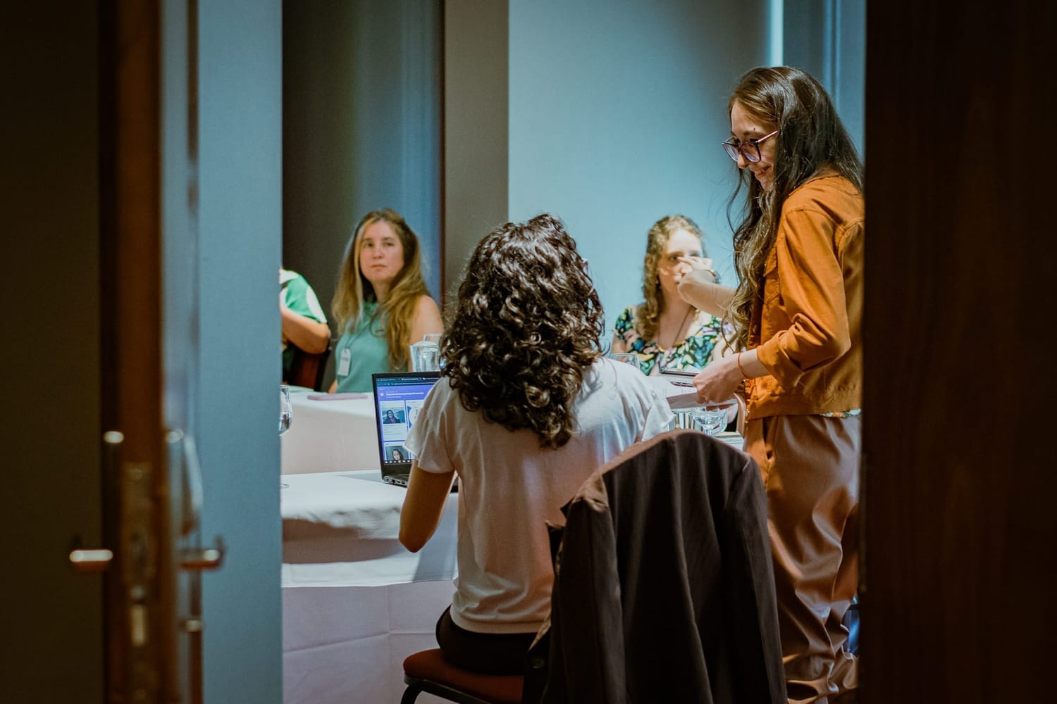 mica acompañando a mujeres emprendedoras