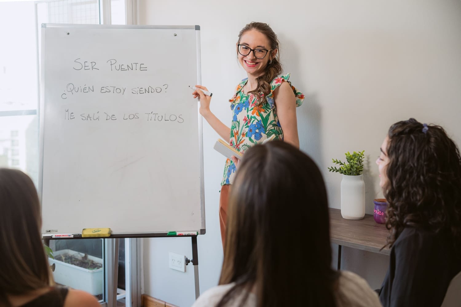 mica disertando en frente de emprendedoras