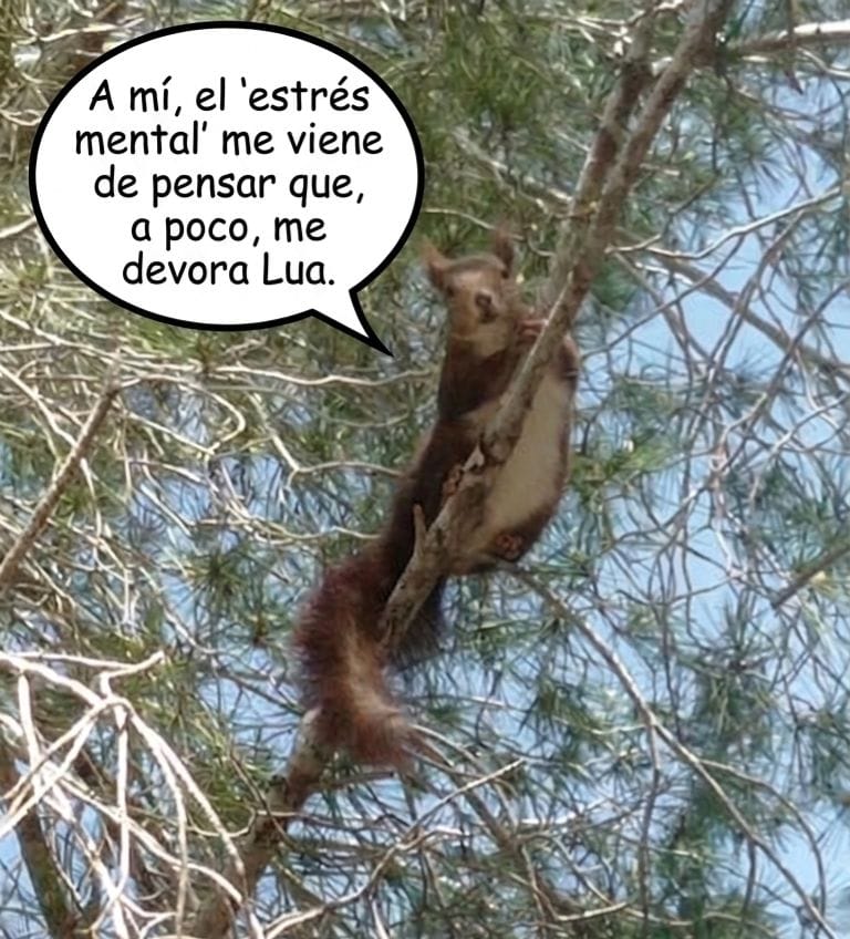 Ardilla asustada en un árbol con un bocadillo de texto que dice que Lua la va a devorar, usado para ilustrar el estrés mental con humor.