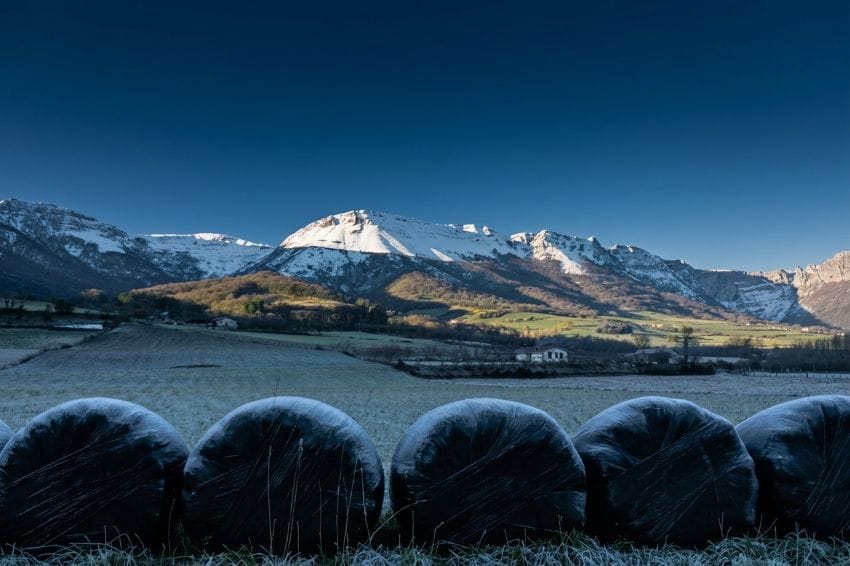 Paisaje sereno de montaña que representa la simplicidad y la calma para reducir la activación corporal