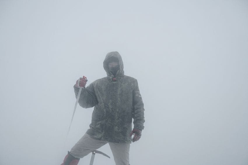 Montañero envuelto en niebla densa como metáfora de la niebla mental y el cansancio acumulado