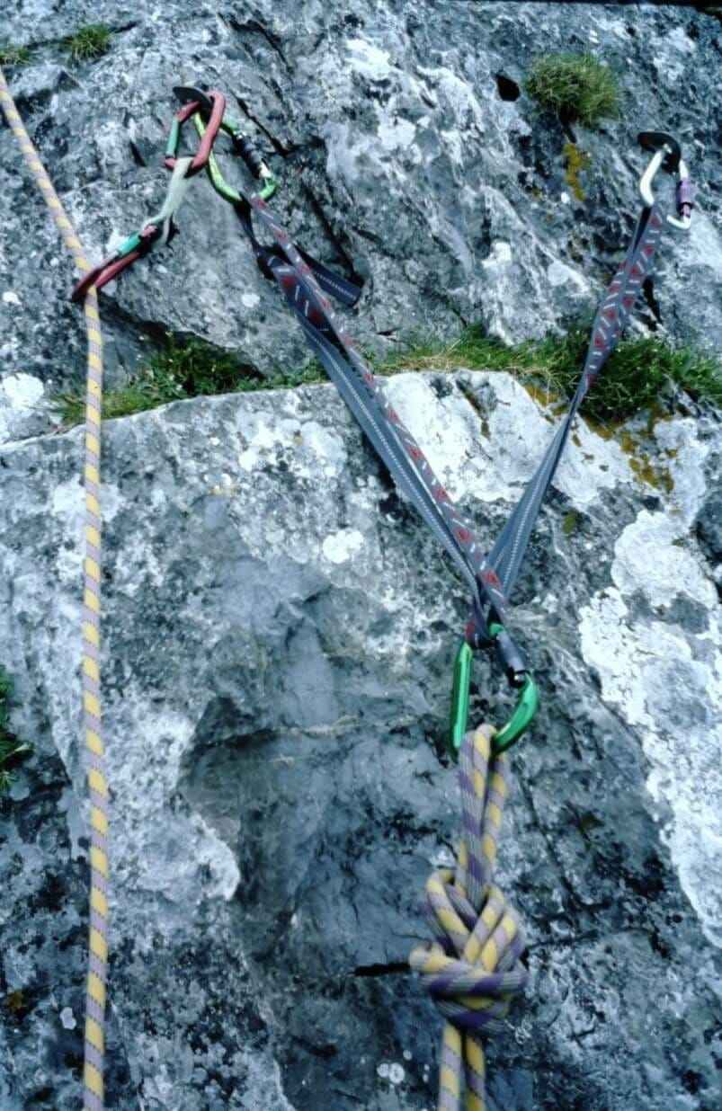 Anclaje de escalada en roca como metáfora visual de detener la saturación mental y poner un freno a tiempo.